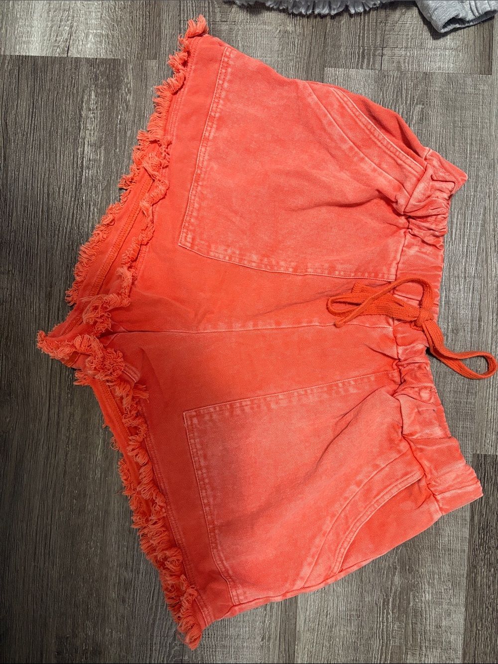 Women’s Coral Drawstring Frayed Hem Shorts
SHEIN curve